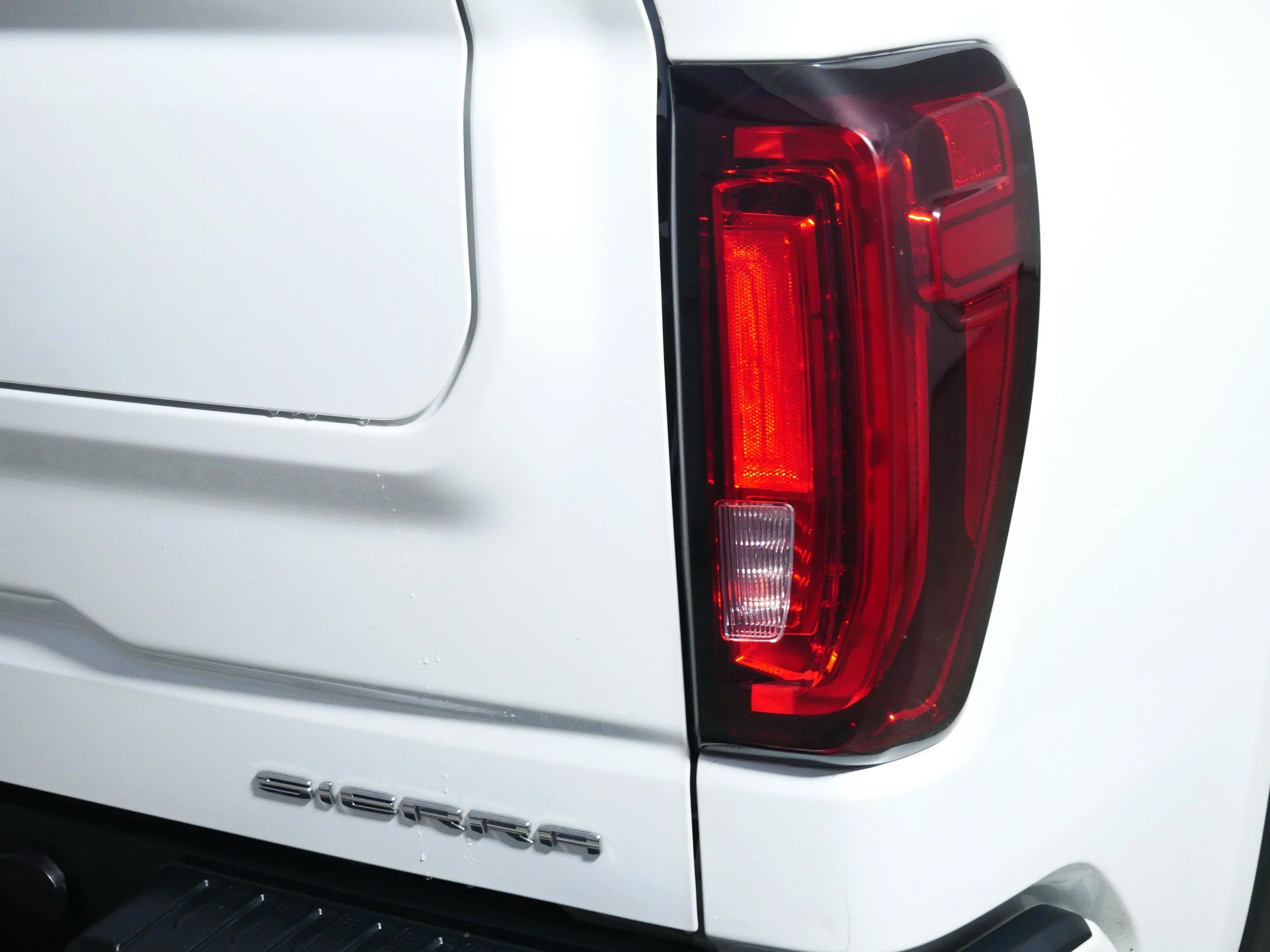 Used 2020 White Frost Tricoat GMC Denali image 17