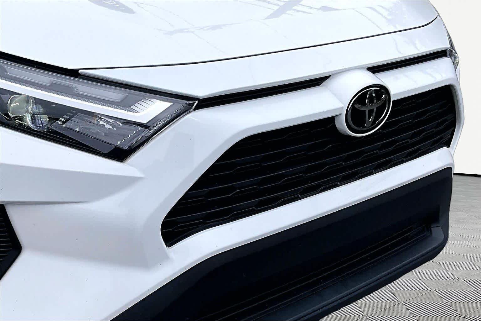 Used 2024 Ice Cap Toyota XLE image 30