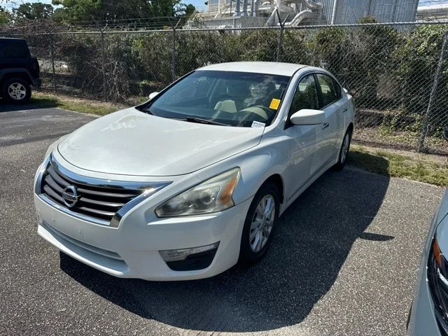 Used 2014 White Nissan 2.5 S image 17