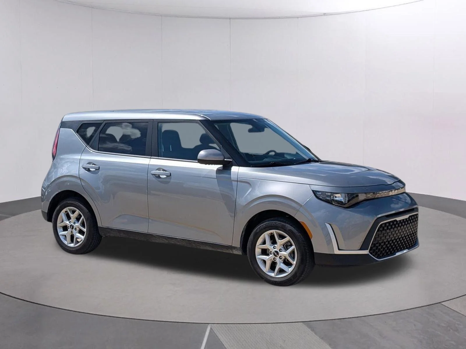Used 2025 Steel Gray Kia LX image 5