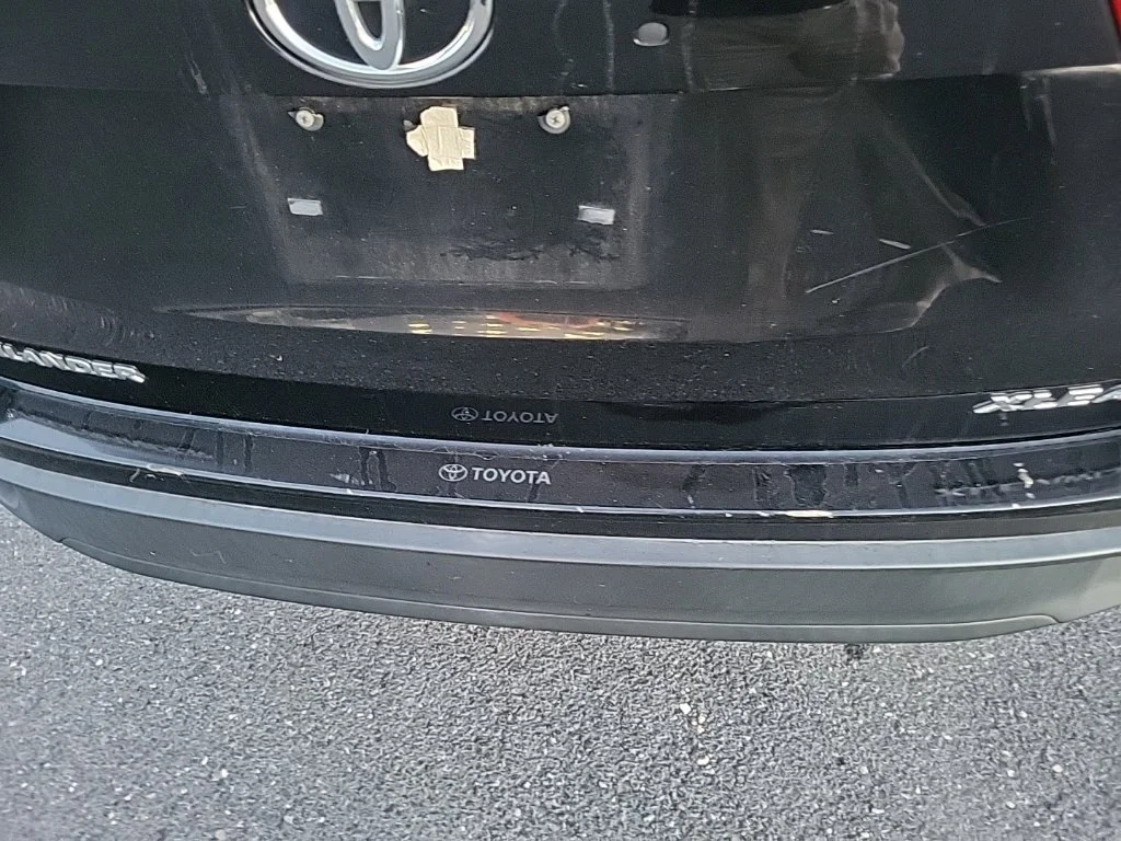 Used 2018 Black Toyota XLE image 30