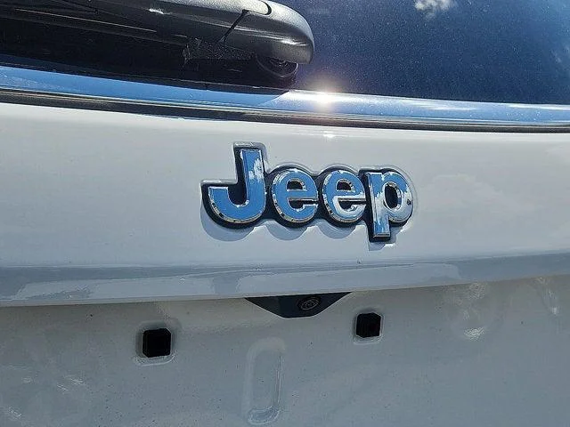 New 2026 Bright White Clear-Coat Exterior Paint Jeep Limited image 5