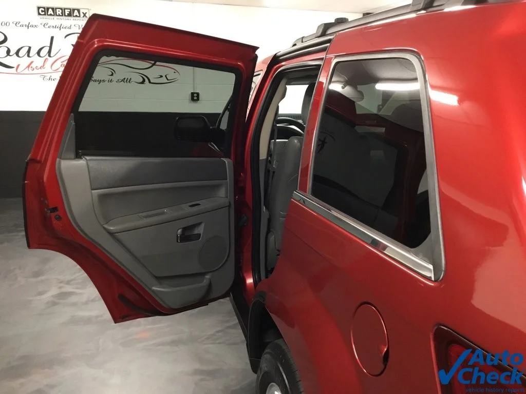 Used 2005 Red Jeep Limited image 31