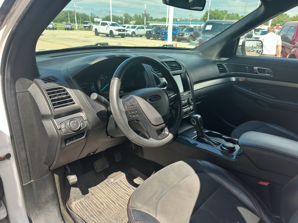 Used 2018 White Platinum Metallic Tri-Coat Ford XLT image 2