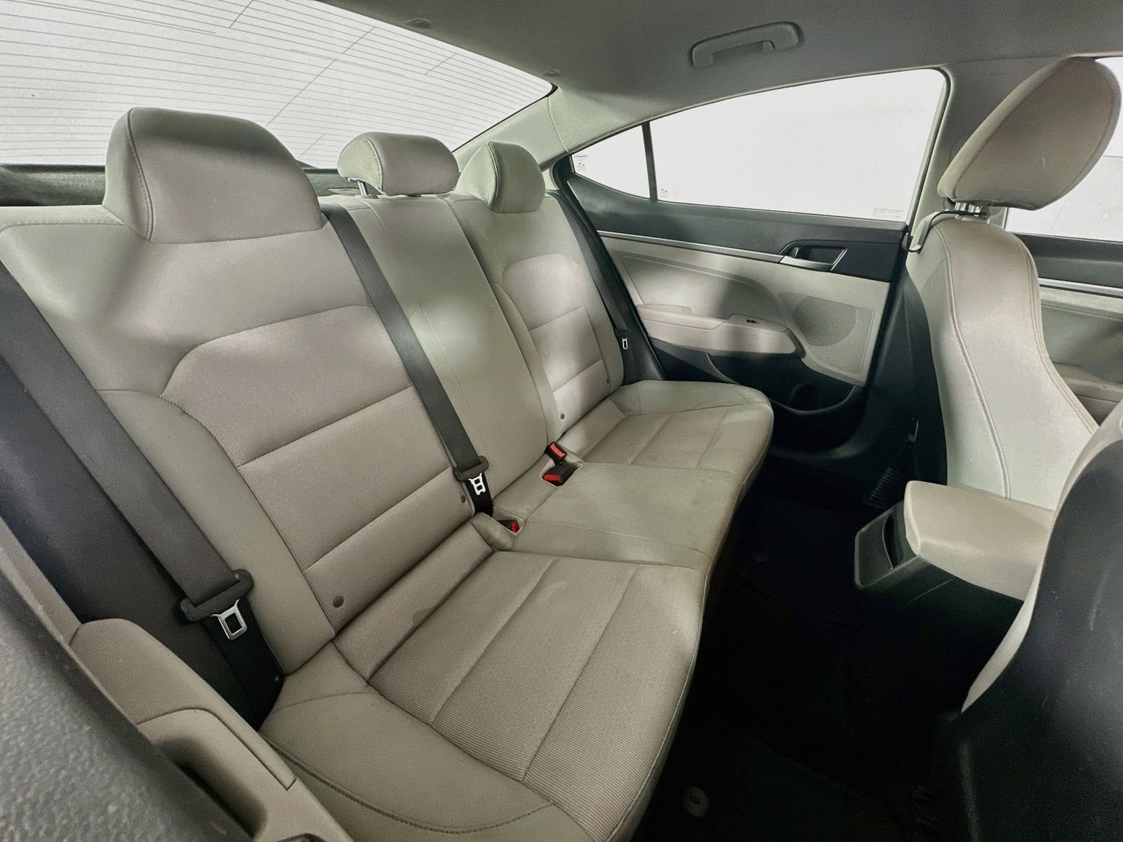 Used 2017 Quartz White Pearl Hyundai SE image 25