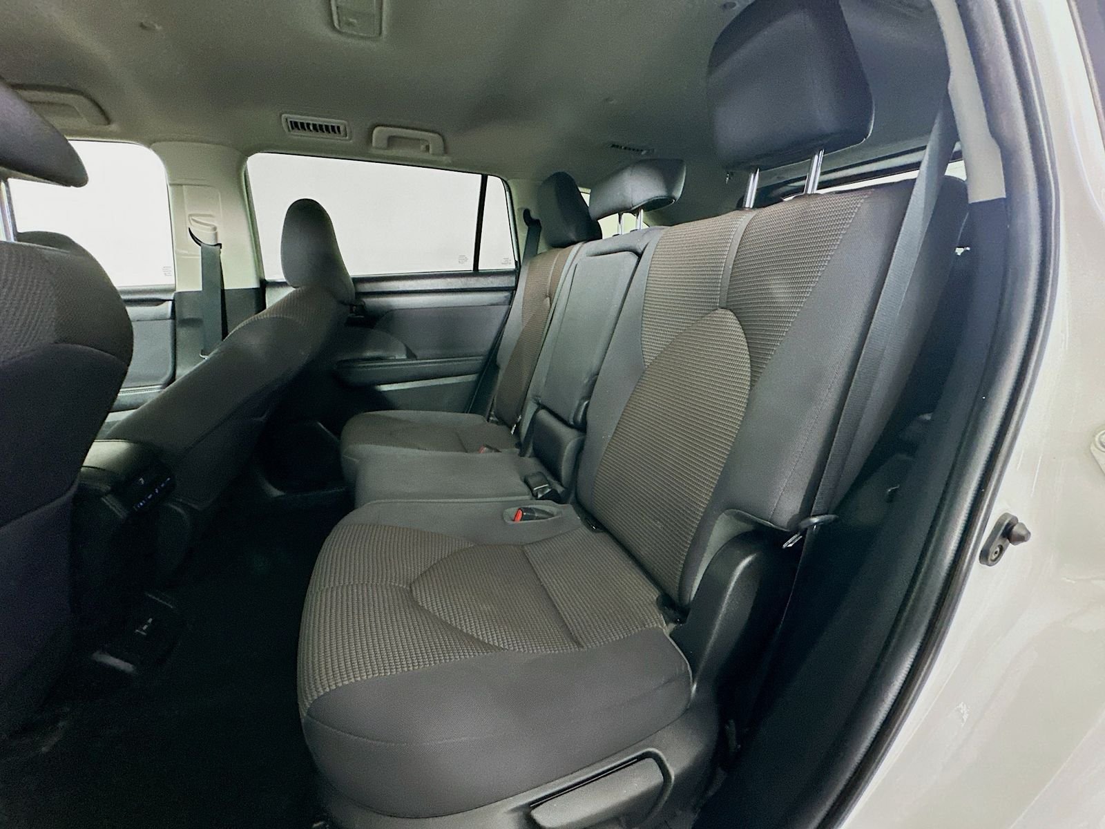 Used 2022 Pearl Toyota LE image 24