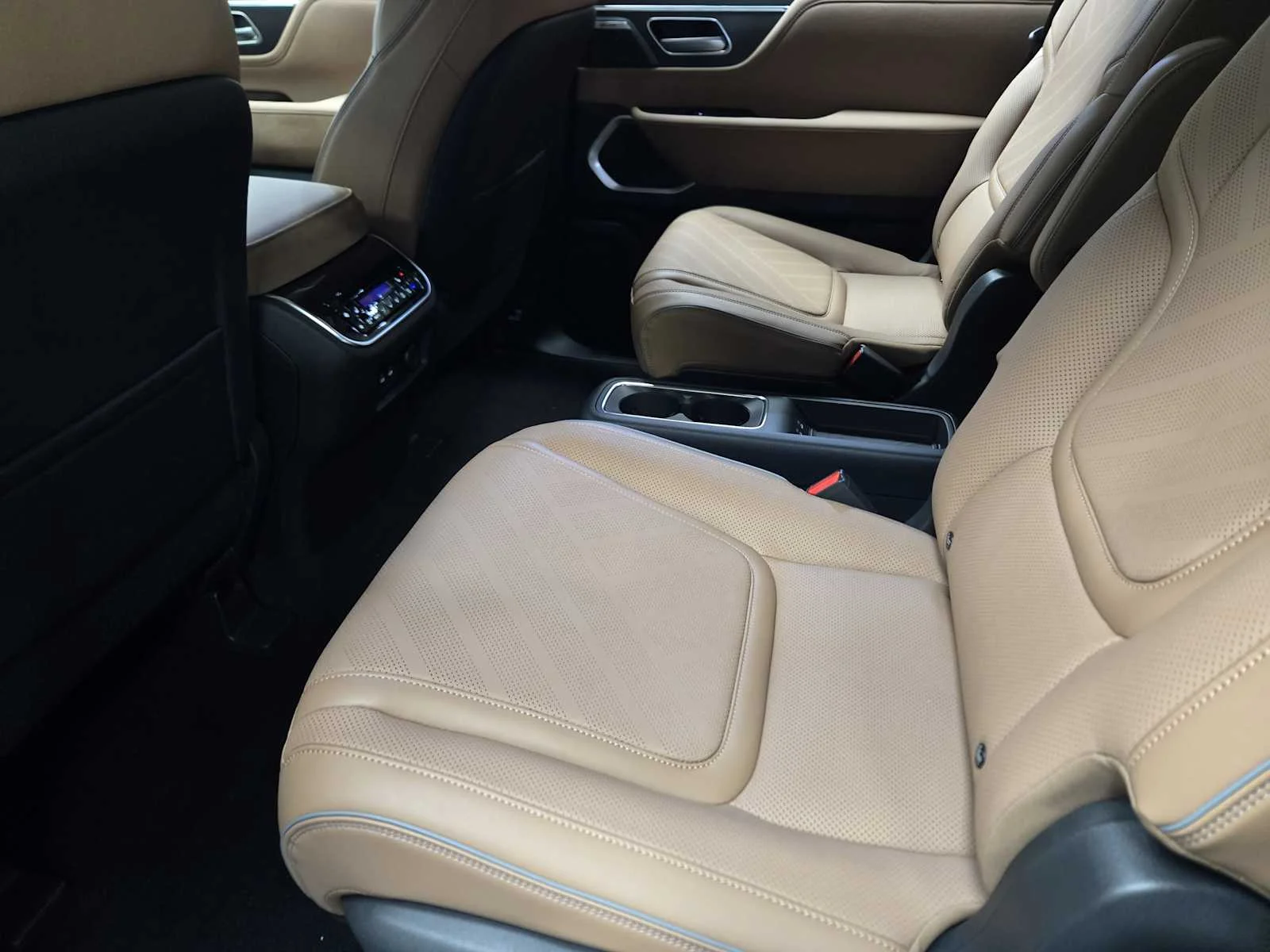 New 2026 RADIANT WHITE INFINITI Luxe 2WD image 18