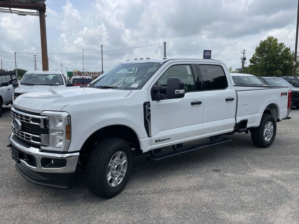 New 2026 Oxford White Ford XLT image 7