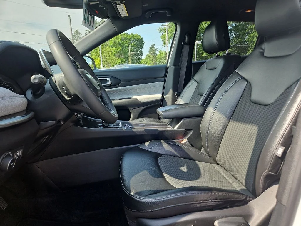 Used 2024 White Jeep Latitude image 18