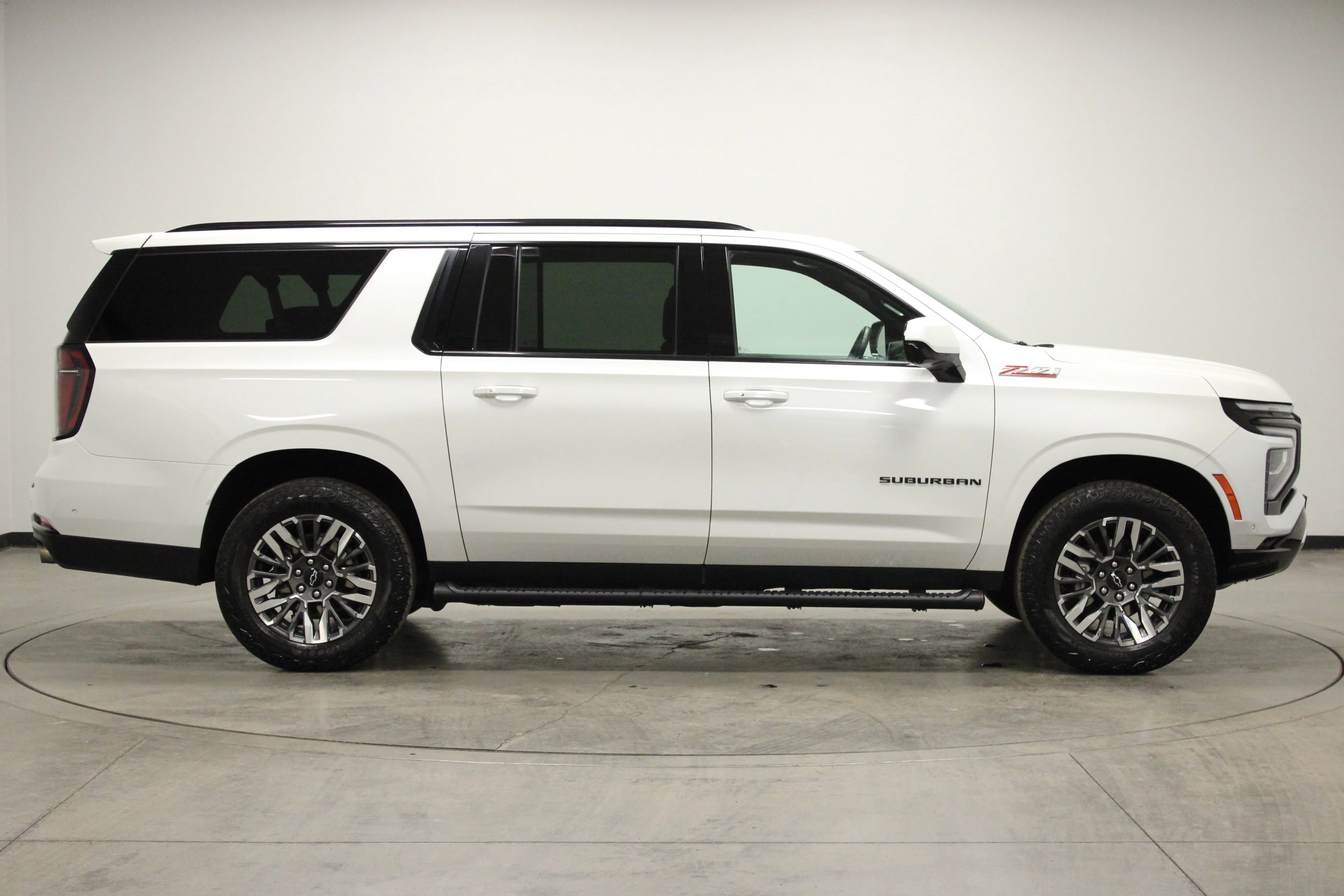 Used 2025 Iridescent Pearl Tricoat Chevrolet Z71 image 9