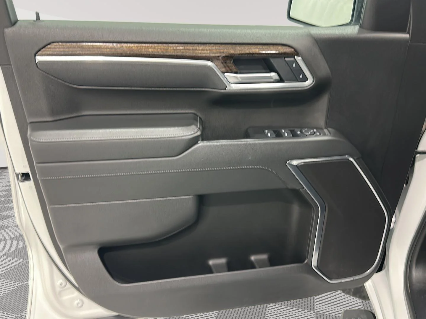 Used 2025 Summit White GMC Elevation image 17