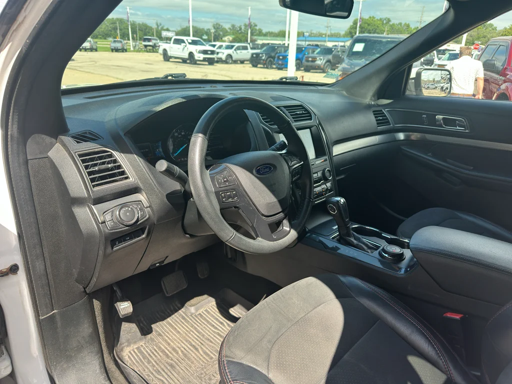 Used 2018 White Platinum Metallic Tri-Coat Ford XLT image 2