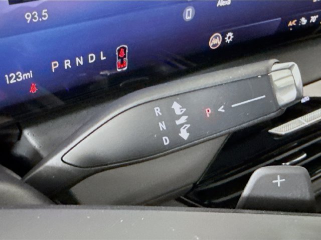 Used 2025 White Frost Tricoat Buick Avenir image 18