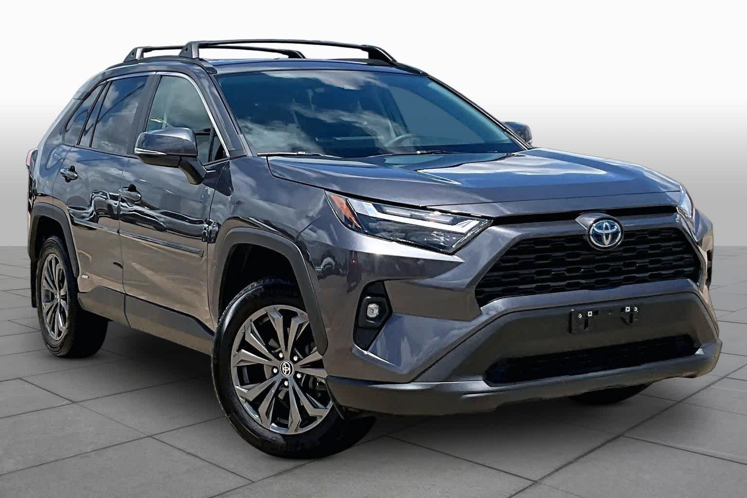 Used 2024 Magnetic Gray Metallic Toyota Hybrid XLE Premium image 3