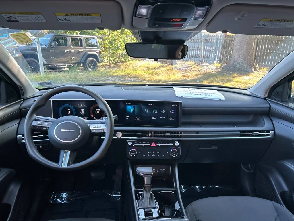 Used 2025 Green Hyundai SEL image 28