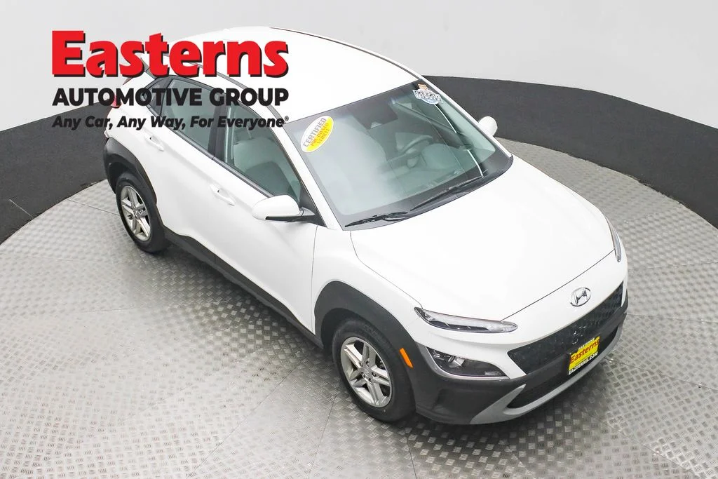 Used 2022 White Hyundai SE image 3