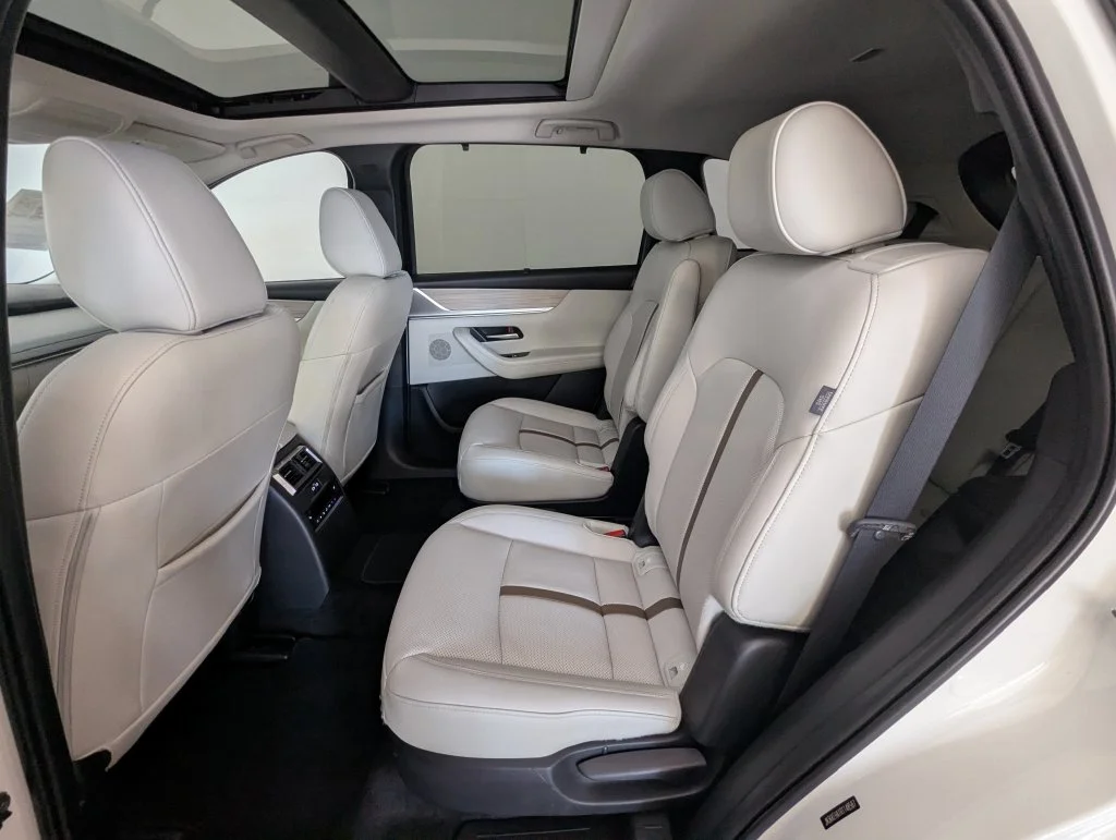 Used 2024 White Mazda Premium Plus AWD w/ 3rd Row Seats image 11