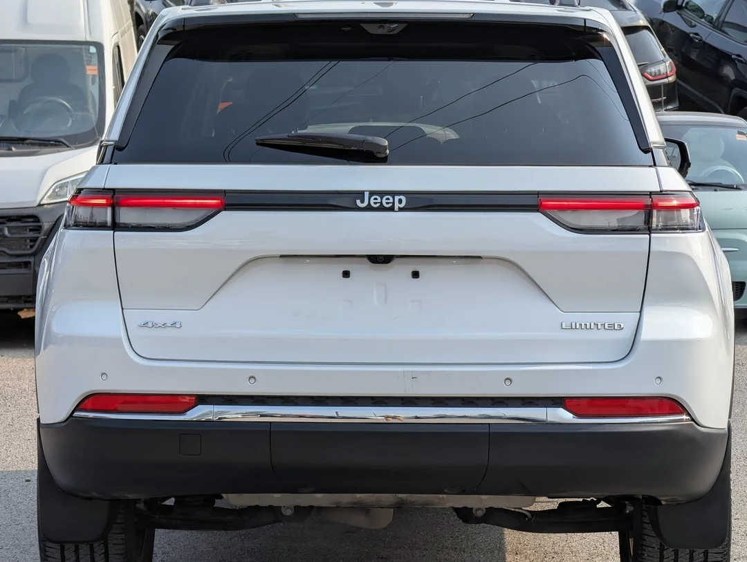 Certified Used 2023 White Jeep Limited - - 4x4 - Luxury Tech II - Command View Sunroof - Passenger Display & More! image 7