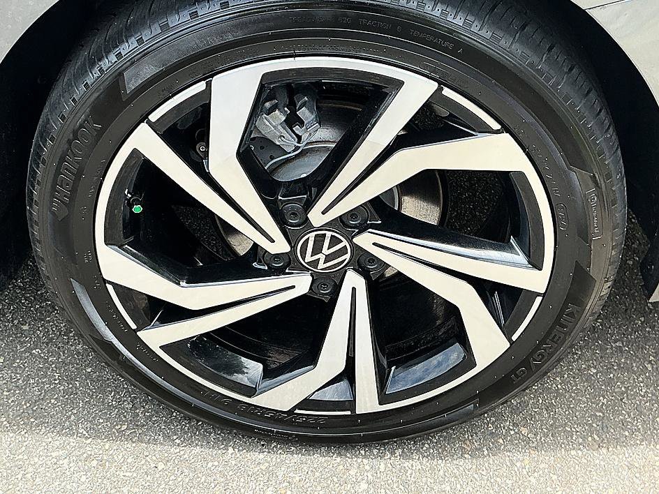 Used 2025 Platinum Gray Metallic Volkswagen SEL image 8