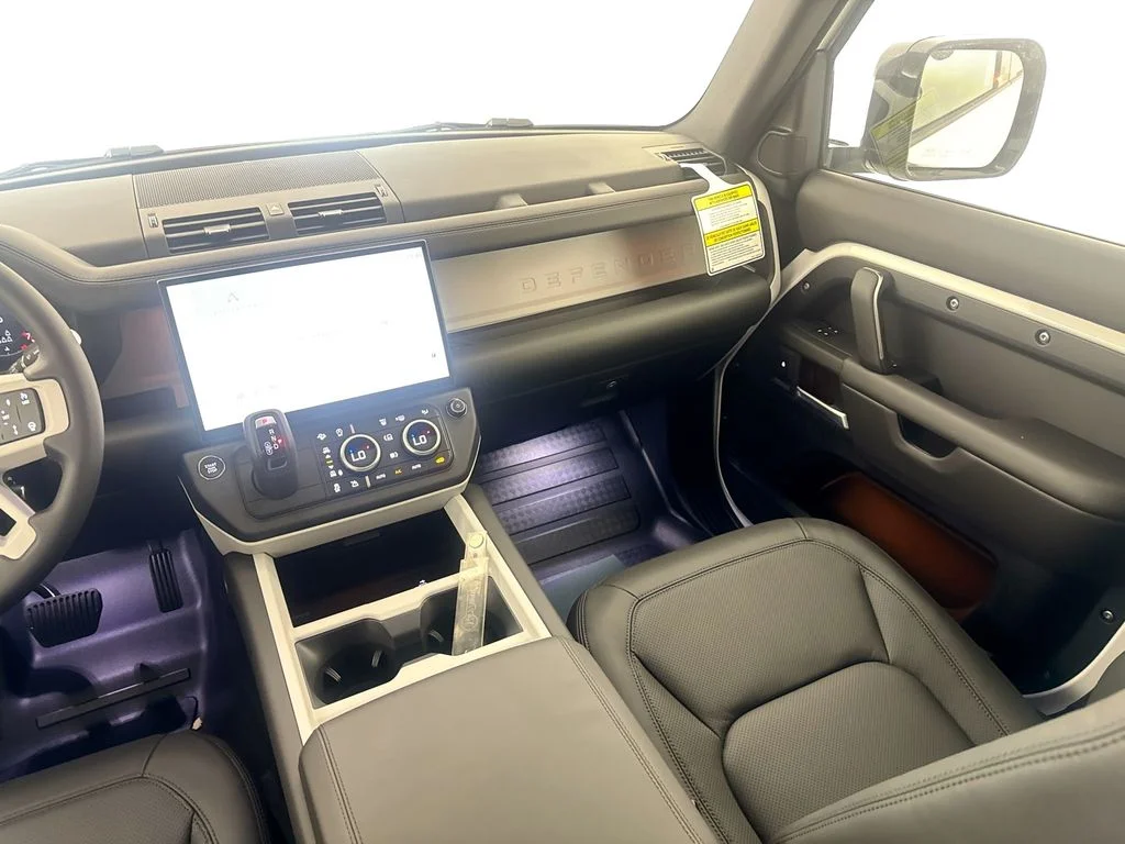 New 2026 White Land Rover X-Dynamic SE image 22