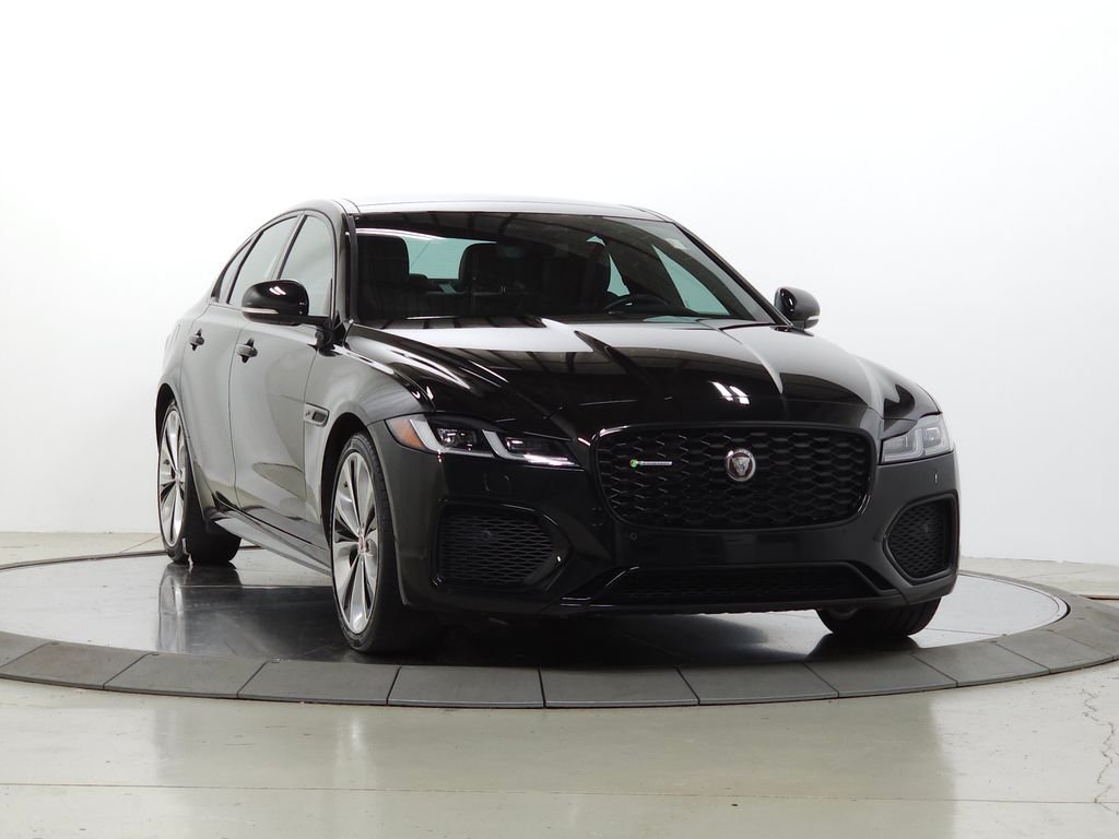 Used 2022  Jaguar R-Dynamic SE image 10
