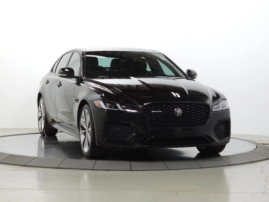 Used 2022  Jaguar R-Dynamic SE image 10