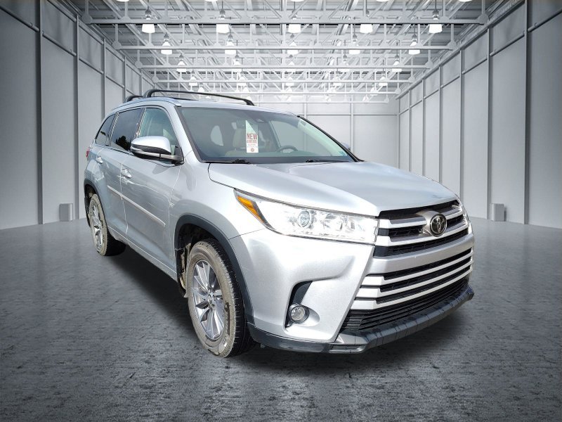 Used 2018 Silver Toyota XLE image 3