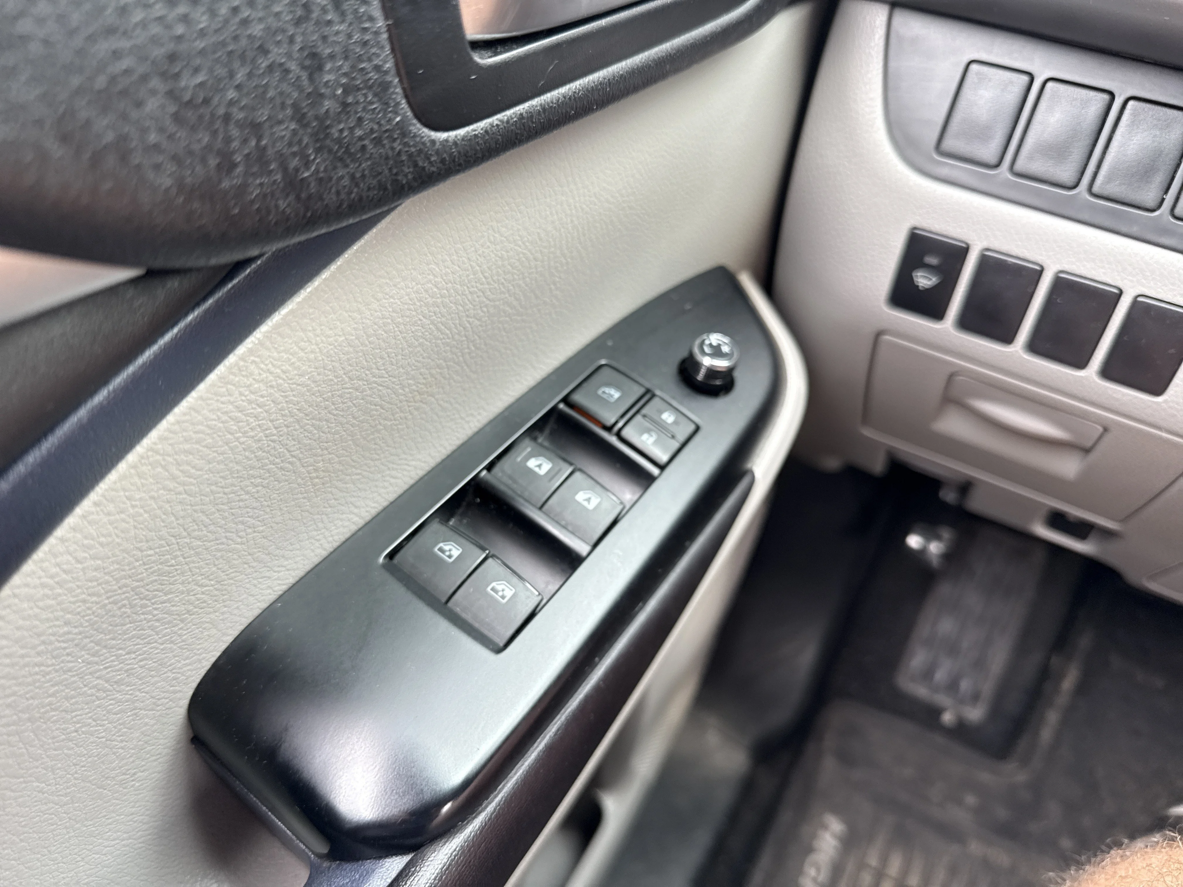 Used 2016 Blizzard Pearl Toyota XLE image 1