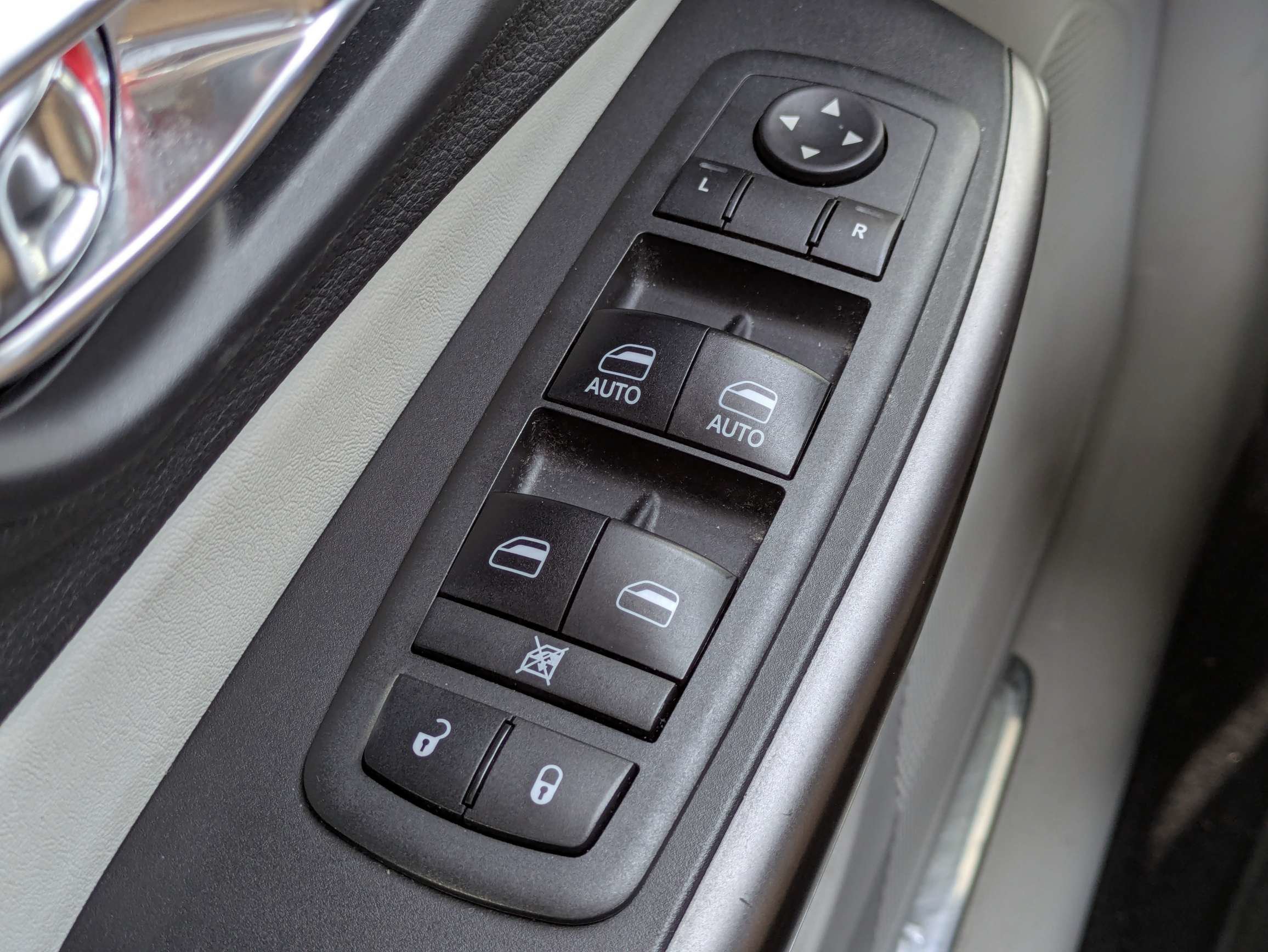 Used 2019 Granite Crystal Metallic Clearcoat Jeep Limited image 32