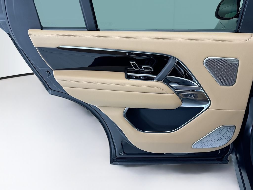 New 2026 Obsidian Black SV Bespoke Ultra Metallic Satin Land Rover Autobiography image 25