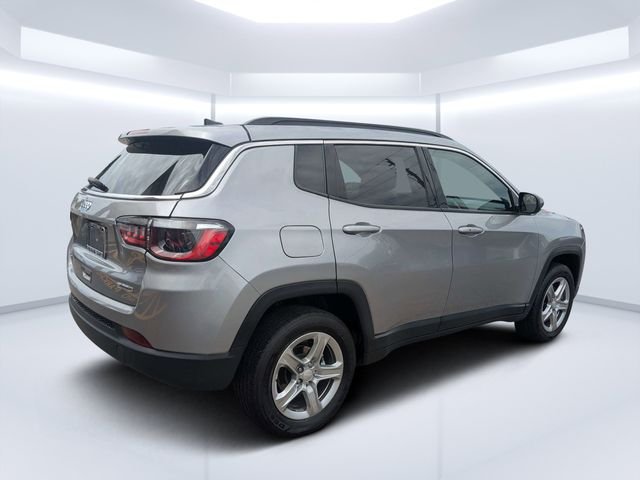 Used 2024  Jeep Latitude image 3