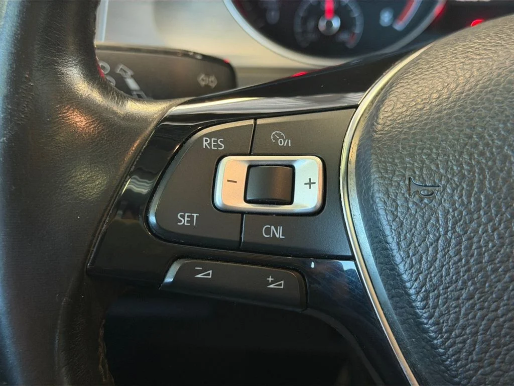 Used 2017 Silver Volkswagen Wolfsburg image 31