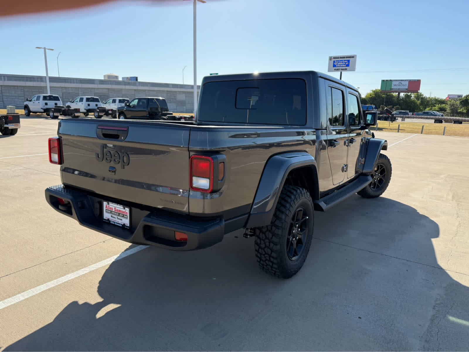 New 2026 Granite Crystal Metallic Clearcoat Jeep Texas Trail image 6