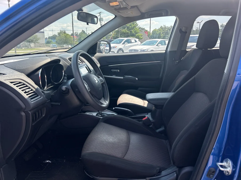 Used 2018 Octane Blue Metallic Mitsubishi ES 2.0 image 15