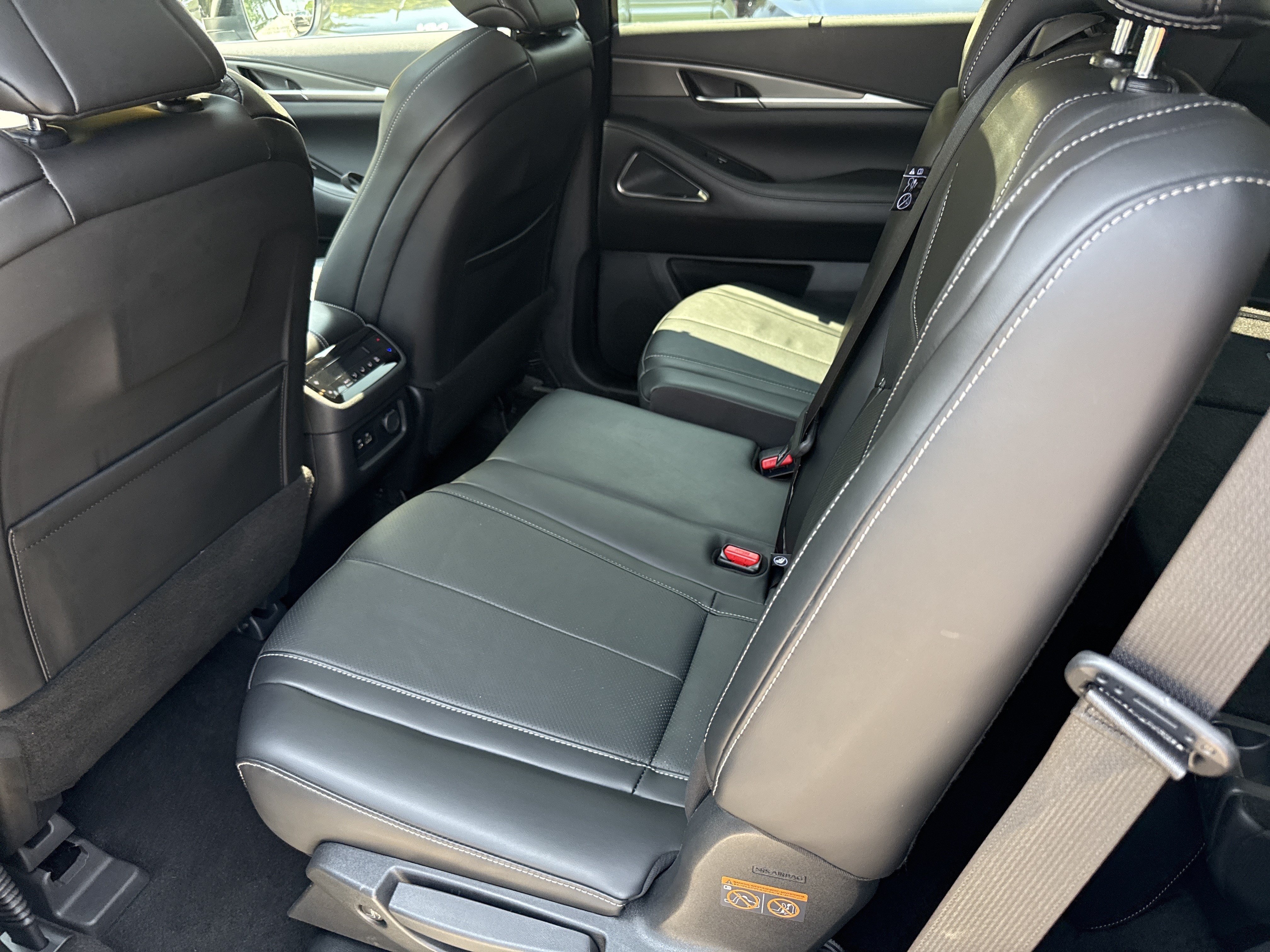 Used 2023 Majestic White INFINITI LUXE image 20