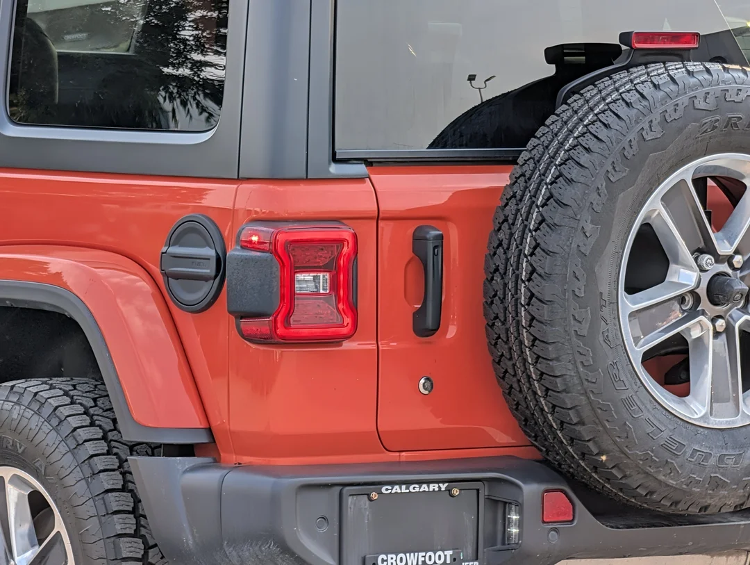 Used 2020 punk n metallic Jeep Sahara - - 4x4 - Leather Seats - Freedom Top - Remote Start & More! image 11