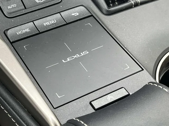 Used 2019 White Lexus 300h image 36