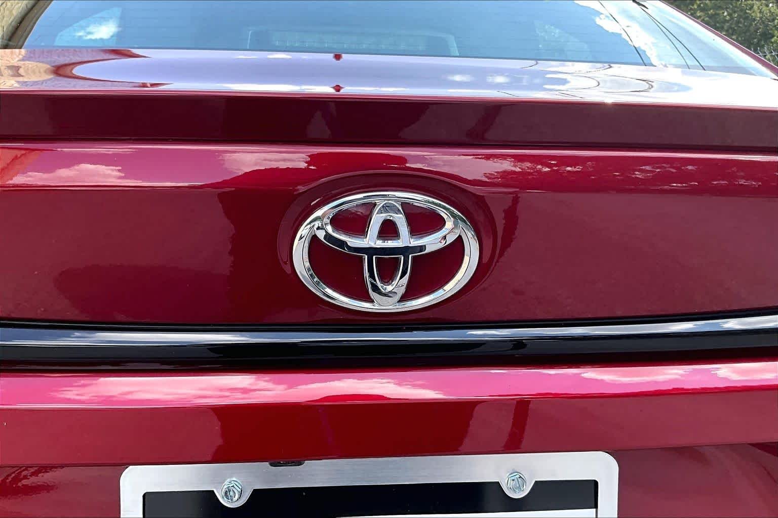 Used 2025 Ruby Flare Pearl Toyota SE image 31