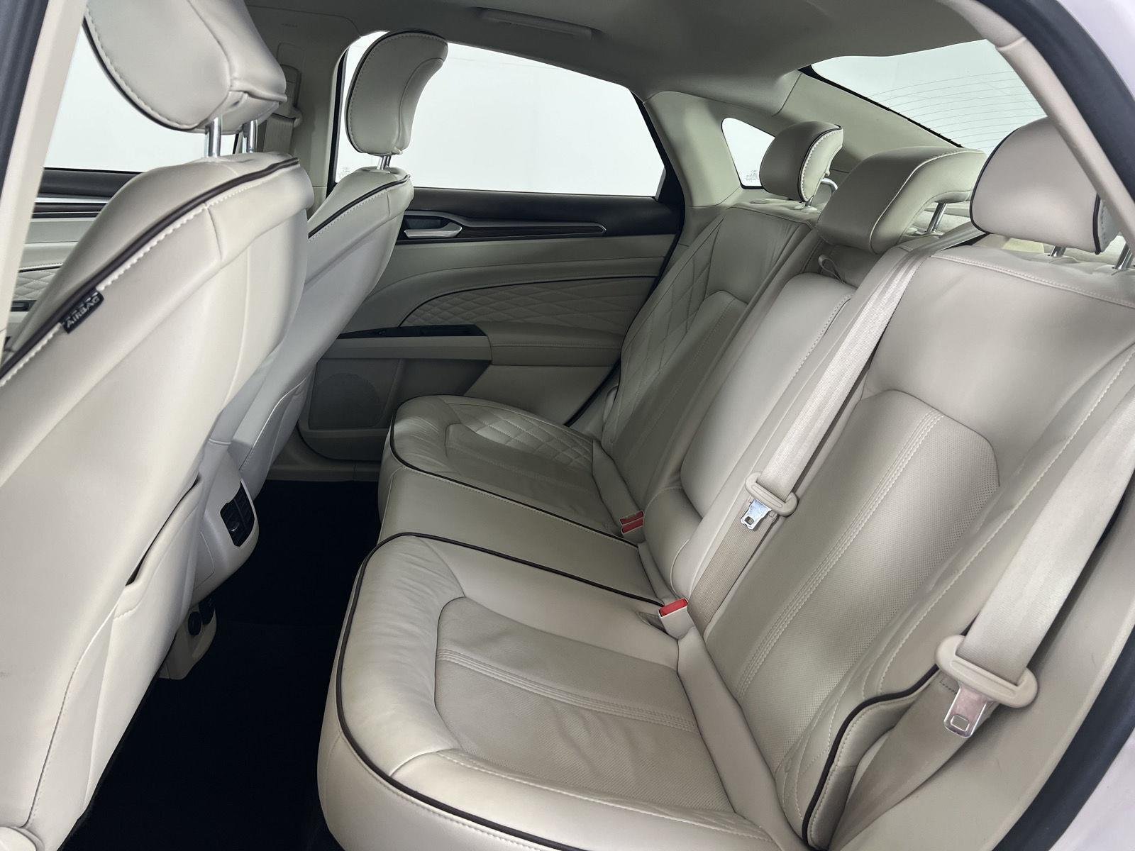 Used 2017 White Platinum Metallic Tri-Coat Ford Platinum image 27