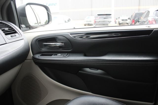 Used 2019 Black Dodge SXT image 18
