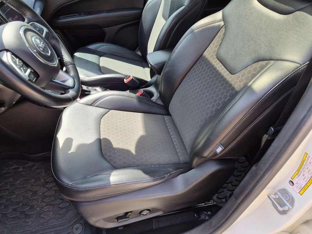 Used 2020 White Jeep Latitude image 23