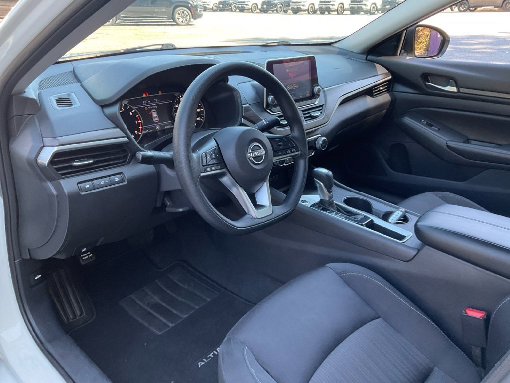 Used 2025 White Nissan 2.5 SV image 22