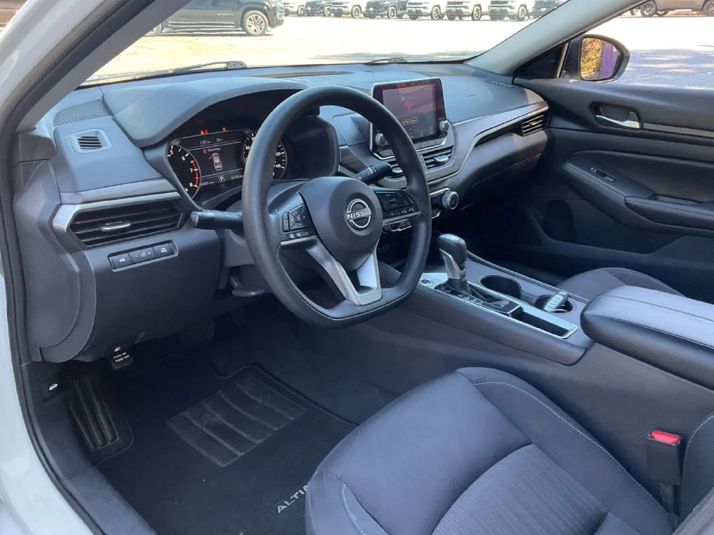 Used 2025 White Nissan 2.5 SV image 22