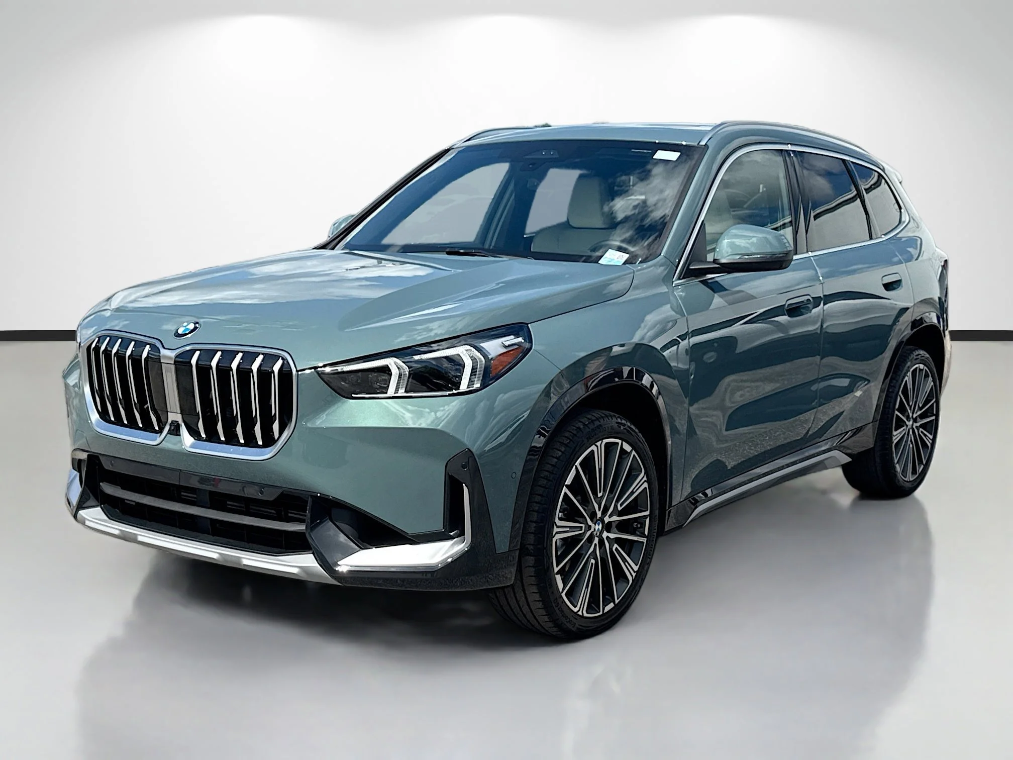 New 2026 Cape York Green Metallic BMW xDrive28i image 7