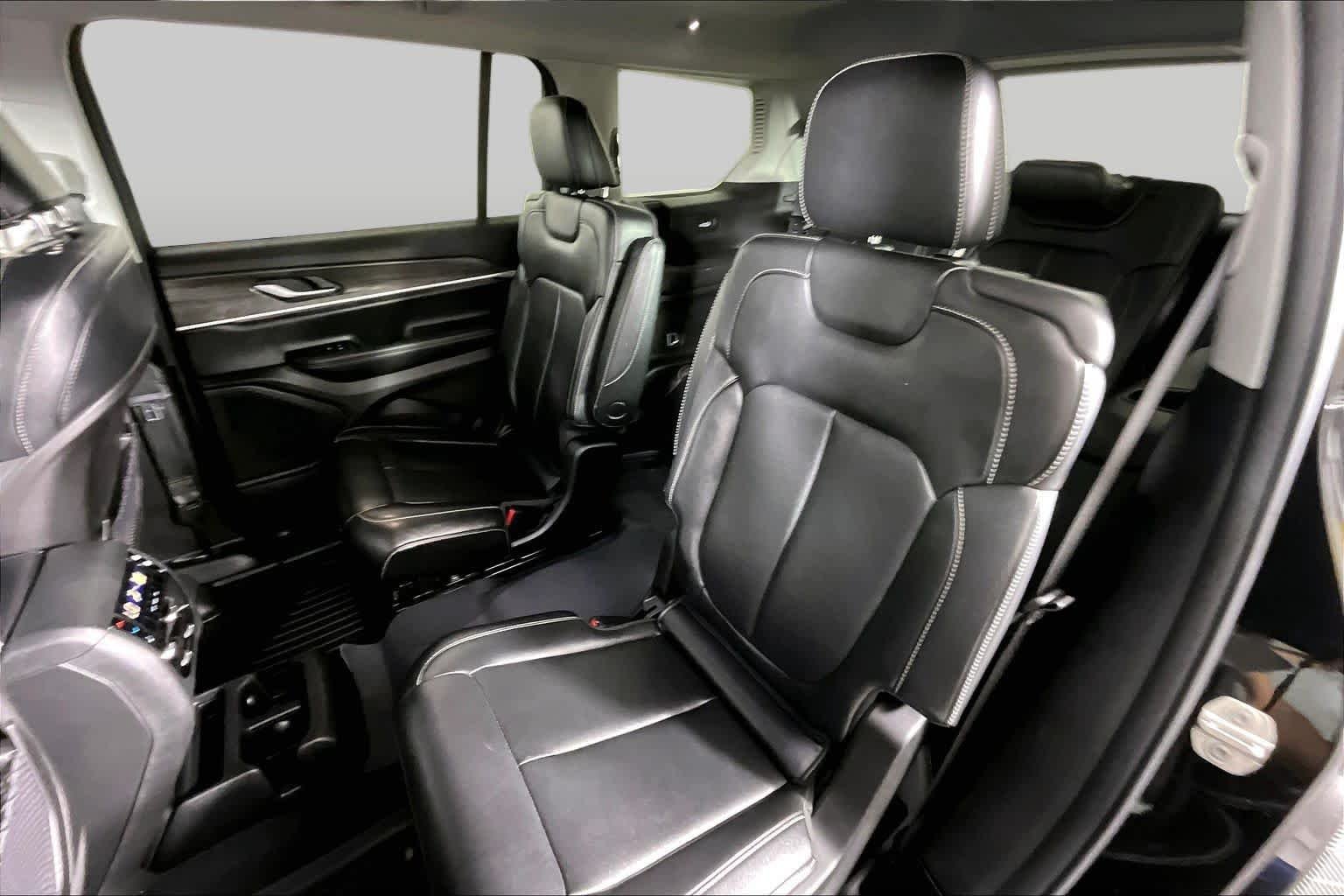 Used 2023 Diamond Black Crystal Pearlcoat Jeep Limited image 18