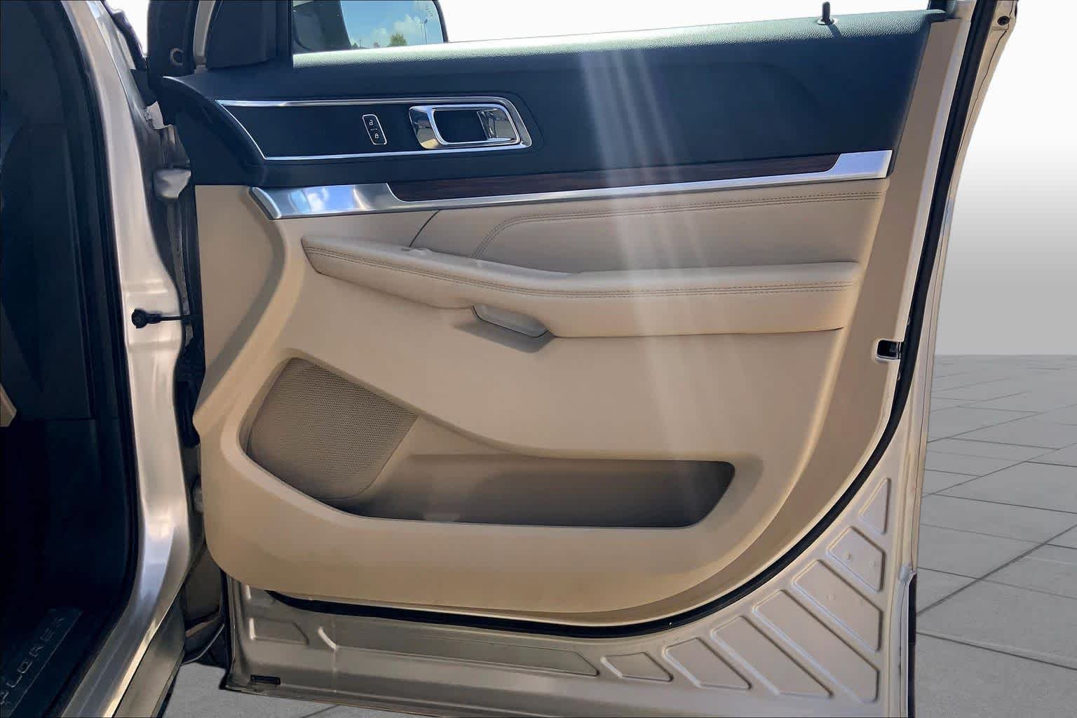 Used 2017 White Gold Metallic Ford Limited image 19