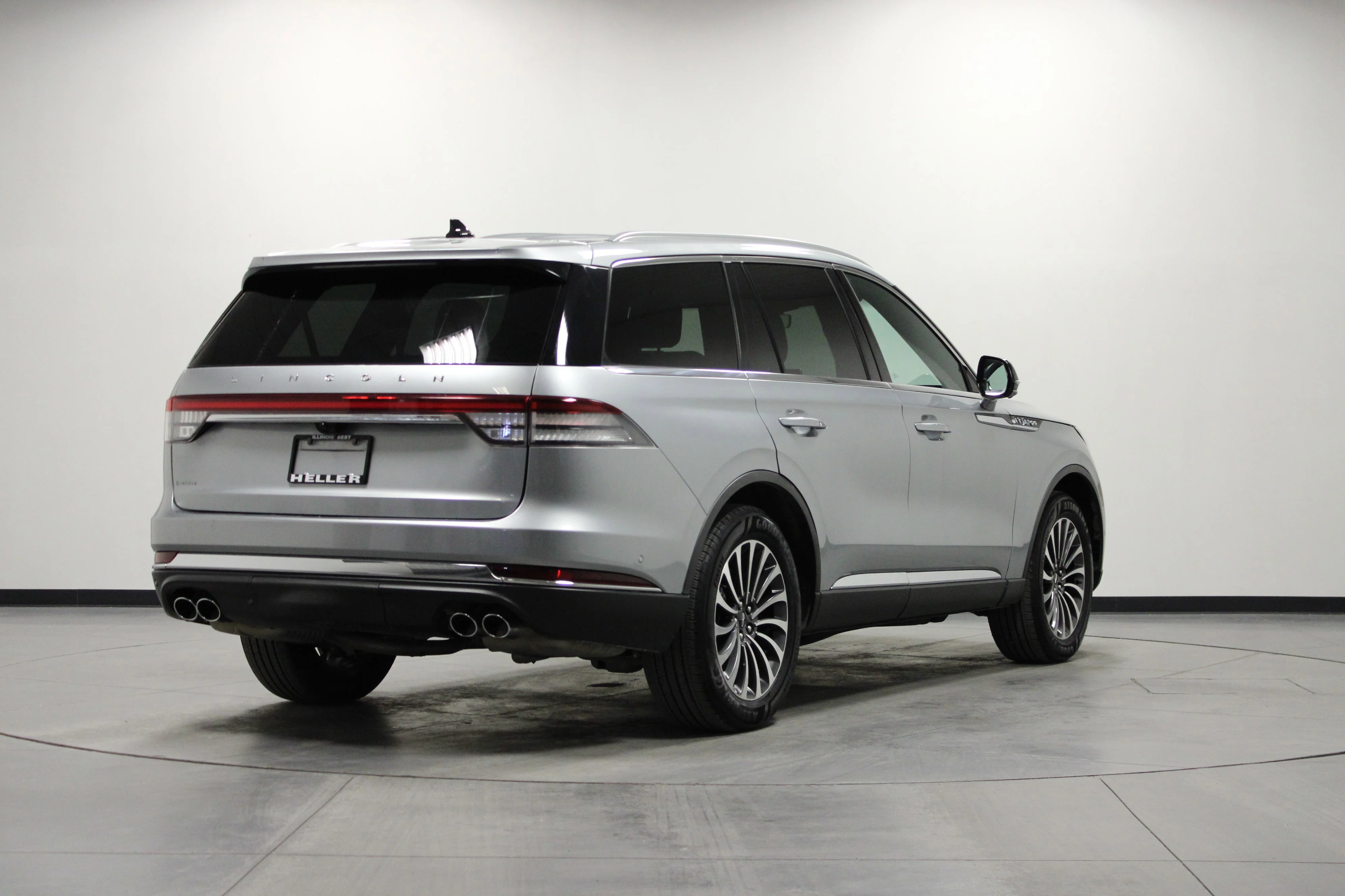 Used 2022 Radiance Metallic Lincoln Reserve image 4