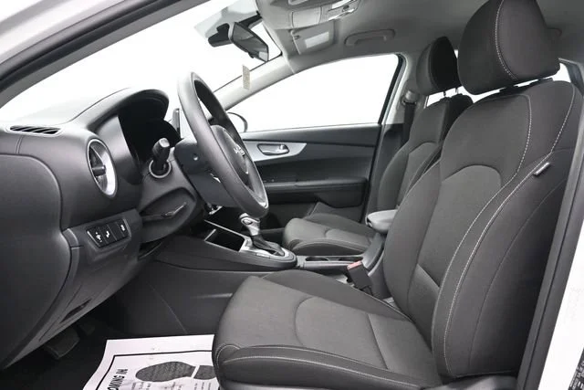 Used 2022 Snow White Pearl Kia LXS image 9