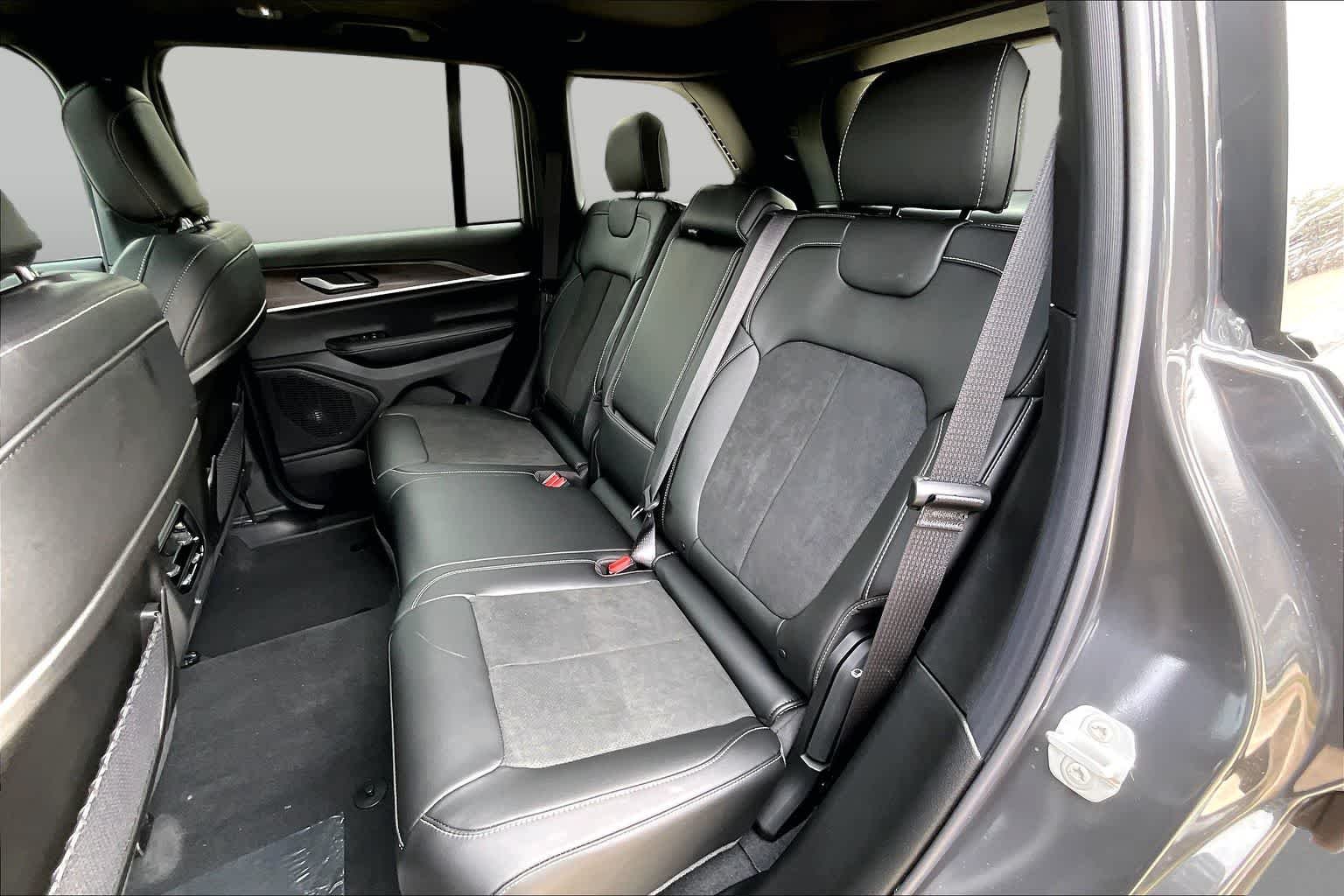 New 2026 Baltic Gray Metallic Clear-Coat Exterior Paint Jeep Laredo Altitude image 22
