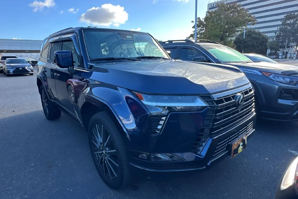 Used 2024  Lexus 550 Luxury+ image 2